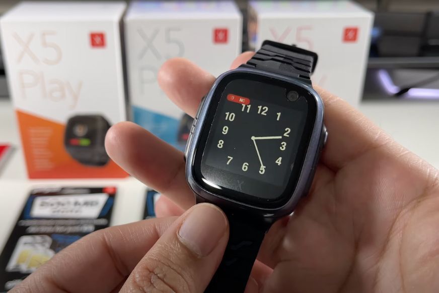 Man sieht die XPLORA X5 Play Kidswatch.